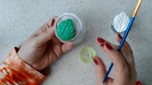 Люминофор с лаком Цапон на листочках.