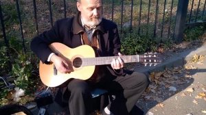 CLASSIC GUITAR ON STREET. Autumn Leaves ОСЕННИЕ ЛИСТЬЯ КОСМА АККОРДЫ