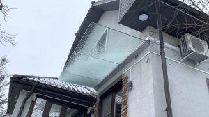 Стеклянный козырек из триплекса для загородного коттеджа с креплением на зажимном профиле