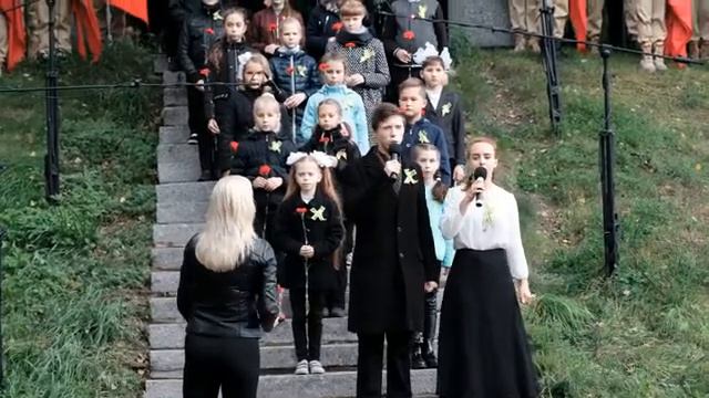 "ДОРОГА ЖИЗНИ", сл.Дмитрий ДАРИН, муз.Сергей ЗЫКОВ, исп.детский хор "УЛЫБКА" смотреть онлайн