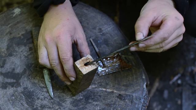 Изготовление разделочного ножа - кузнечное дело, ножны из коры смотреть онлайн