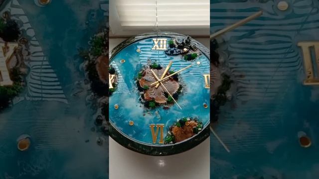 Интерьерные часы "Остров. Замок. Море." в технике Resin Art с творческой смолой для рисования.