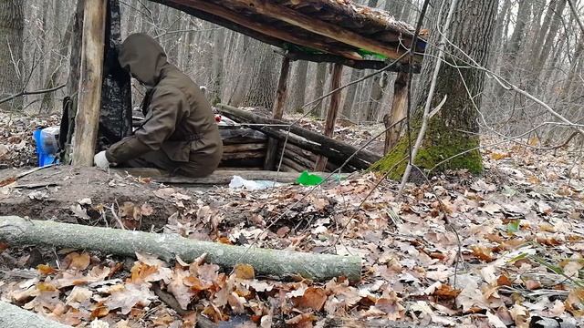 землянка в лесу , дальняя стена готова смотреть онлайн