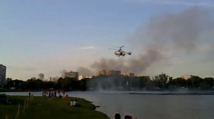 Вертолеты набирают воду для тушения пожара в Москве.mp4