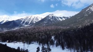 Дорога в Архыз в горах зимой вид с квадрокоптера. Нижний Архыз, обсерватория, спуск на поляну Таулу