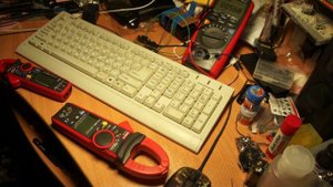 Тестирование функций NCV в токовых клещах UNI-T UT-216A и UT-210E