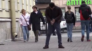 Писает на улице при прохожих/пранк