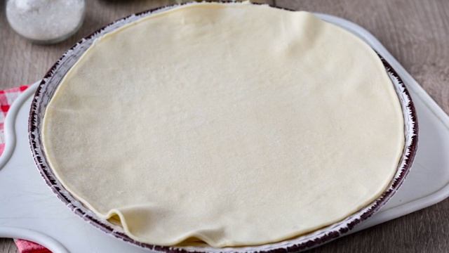 Закрытая пицца из слоеного теста с сосисками