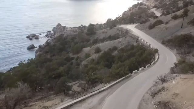 По дороге в Крымское Монако. Один из самых красивых участков дороги на побережье Крыма.
