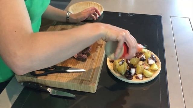 КАК ГОТОВИТЬ ОСЬМИНОГА - ДВА РЕЦЕПТА | HOW TO MAKE OCTOPUS  - TWO RECIPES смотреть онлайн