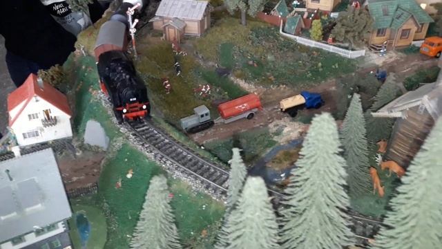 ГОРОД в МИНИАТЮРЕ ? МАКЕТ ГОРОДА / Мини поезда и Мини город / Канал УГалёк /Город своими руками смотреть онлайн