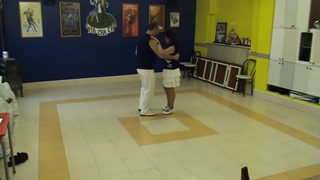 RUEDA DE BACHATA - (FIGURA 04 - CADERAS,LLÉVATELA Y DEVUÉLVELA) смотреть онлайн