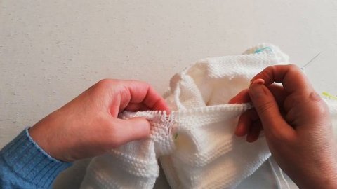 #вязаниедетям Детская кофточка спицами с вышитыми цветочками. ENG SUB