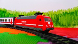 Красный игрушечный поезд и железная дорога игровой набор для детей