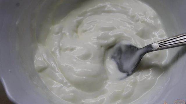 Салатный соус с зернистой горчицей и пармезаном