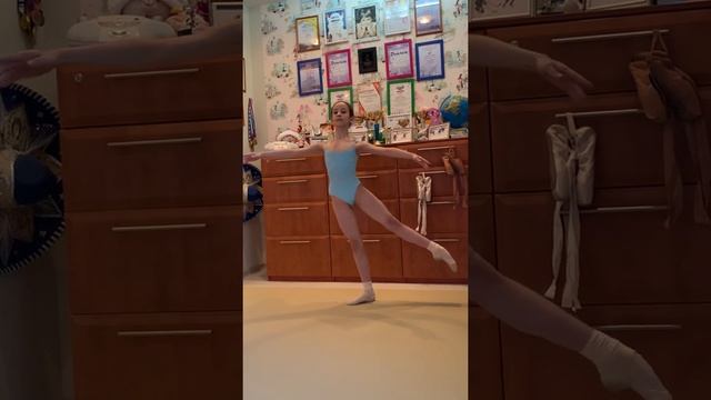 Battement tendu. Середина смотреть онлайн