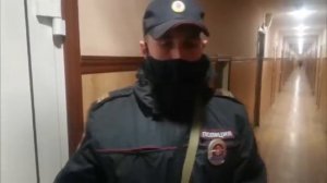 Девушка-подросток несколько раз ударила полицейского. когда её поймали на краже в ТРЦ Иркутска