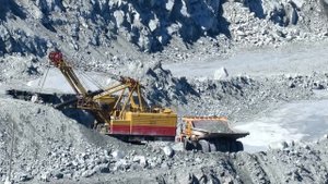 Карьерный экскаватор ЭКГ-10 погрузка породы в БелАЗ