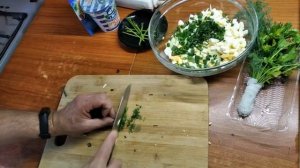 Огуречный салат с яйцом и зеленью. Быстро и вкусно!