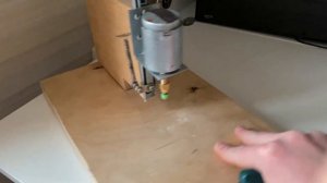 Простой сверлильный станок для печатных плат с автоматической регулировкой оборотов