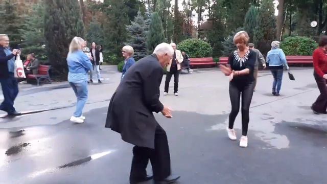 СЛАДКАЯ МОЯ! ТАНЦЫ В ПАРКЕ ГОРЬКОГО ХАРЬКОВ СЧАСТЛИВЫЕ ДНИ
