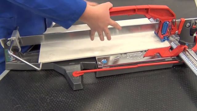 Taglio di listelli e di battiscopa con tagliapiastrelle manuale смотреть онлайн