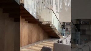 Лестница с деревянными ступенями и стеклянными перилами