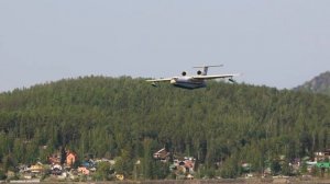 Самолет-амфибия Бе200 набирает воду на Волчихинском водохранилище