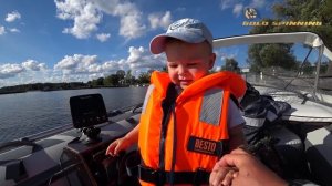 Дети в лодке ПВХ НДНД. Ширина и глубина кокпита X-river GW 420