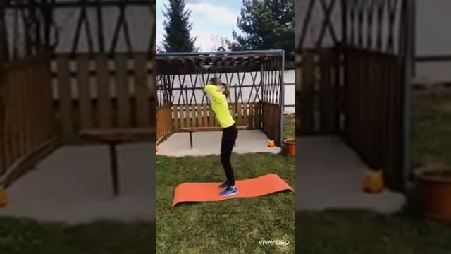 КМС по лыжным гонкам Александра Петрова проводит тренировку по ОФП.