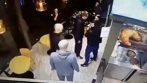 боксер вырубил мужика