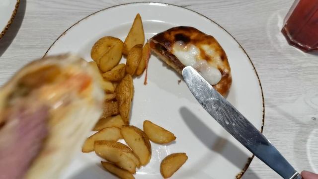 Delicious Tatar burger! Lunch at a halal cafe in Kazan