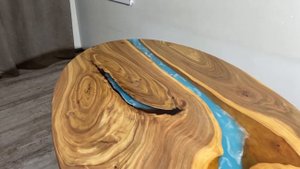 Стол река из массива дерева и эпоксидной смолы