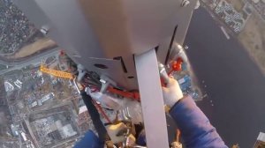 Альпинист на макушке шпиля «Лахта-центра» /  Industrial climbers on the spire of Lakhta Center