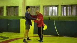 Бросок через спину с захватом руки на плечо