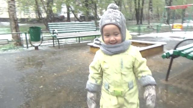 Играем на снегу 8 мая, прыгаем по лужам, катаемся с горки смотреть онлайн