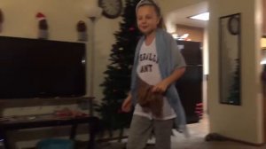 Дети дурачатся