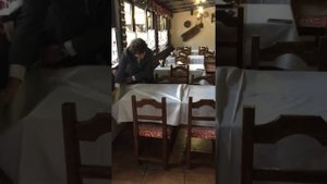 Артак Саркисян. Как убирать и стелить скатерть на стол. Часть 1