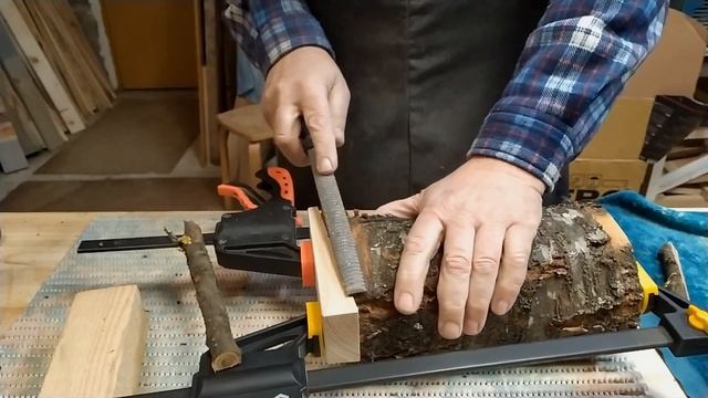 Кормушка для птиц из цельного бревна.