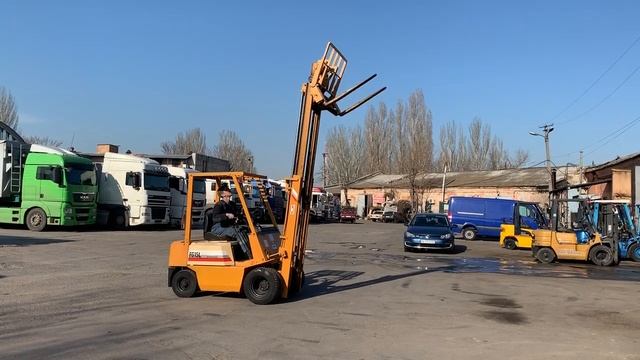 Бензиновый автопогрузчик Komatsu FG15L-14 на спарке с установкой под ковш