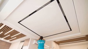 Современный натяжной потолок: чёрная ниша SLOTT и линейные светильники, теневое примыкание.