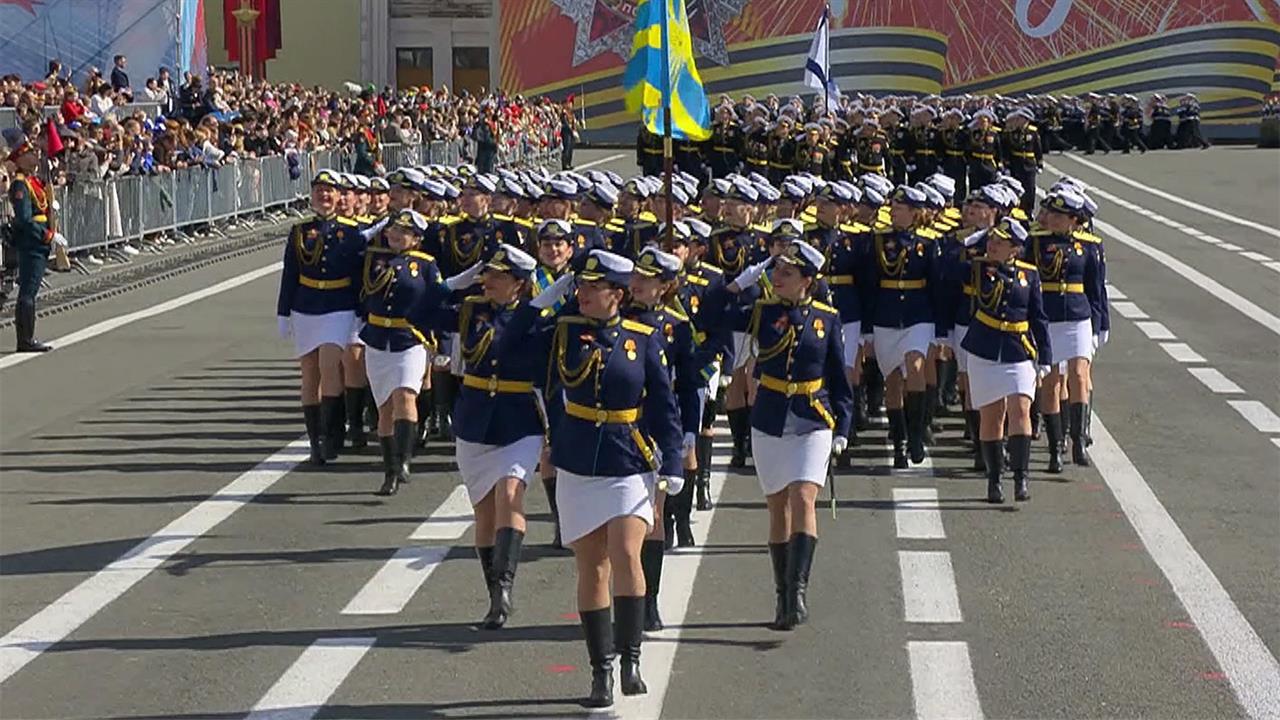 По Дворцовой площади Санкт-Петербурга прошли около 4000 военнослужащих