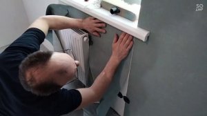 клеим обои в углах вокруг батареи