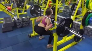 Приседания со штангой 60 kg/ вес девочки 47 kg