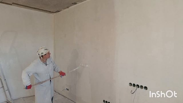 Укрывающий белый грунт выравнивает неравномерный цвет стен после шлифовки смотреть онлайн