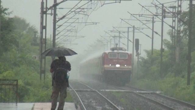 железнодорожная платформа в темное время суток под дождем