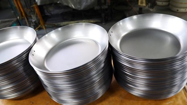 数十トンの圧力と超高圧炎で青いフライパンを作り上げる製作工程