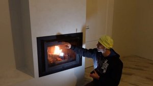 Простой и изящный камин с чугунной топкой длительного горения.