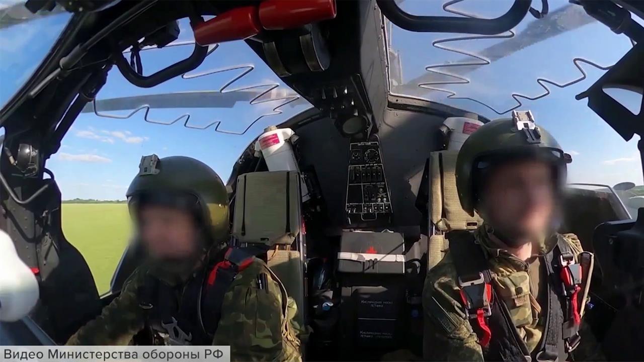 В Минобороны РФ показали боевую работу российских вертолетчиков на Запорожском направлении