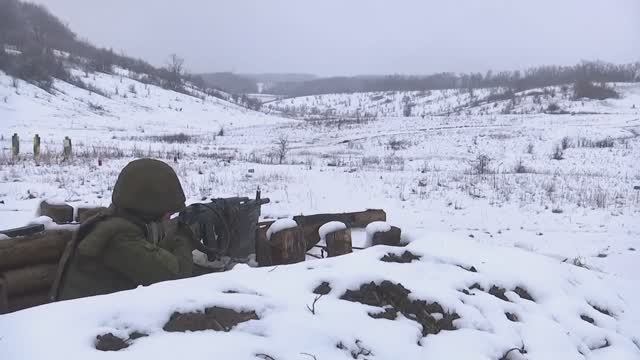 Видео из окопа. Боец на полигоне.